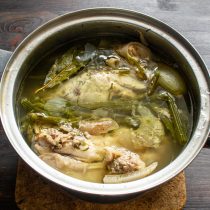 Курицу разрезаем на несколько порционных кусков. К курице добавляем коренья и специи для бульона Курицу разрезаем на несколько порционных кусков. К курице добавляем коренья и специи для бульона