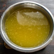 Бульон процеживаем. Коренья и специи выбрасываем. Куриное мясо снимаем с костей. Куриную кожу убираем Бульон процеживаем. Коренья и специи выбрасываем. Куриное мясо снимаем с костей. Куриную кожу убираем