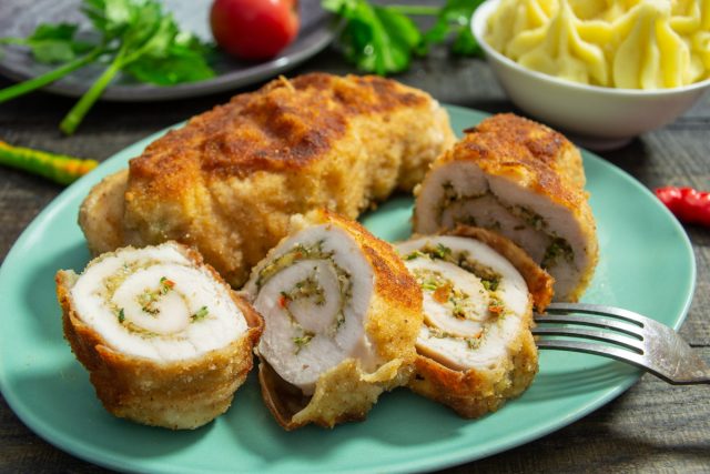 Рулеты из куриного филе с сыром в хрустящей панировке
