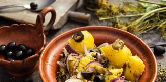 Теплый картофельный салат по-провансальски