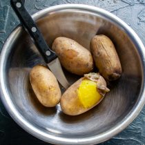 Восковой картофель тщательно моем щеткой, заливаем небольшие клубни кипящей водой, солим