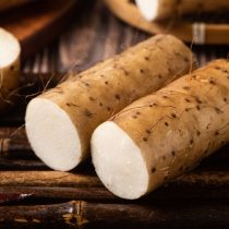 Под землей ямс производит огромные клубни, похожие на бататы Под землей ямс производит огромные клубни, похожие на бататы