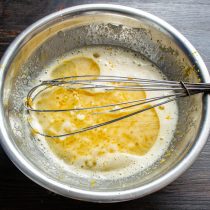 Наливаем оливковое или растительное масло в тесто