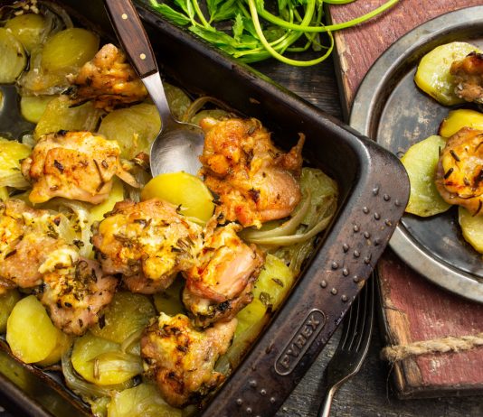 Ароматная курица с картофелем и травами к Новому году