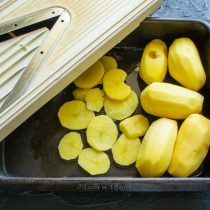Картофель чистим, нарезаем круглыми ломтиками толщиной 3-4 миллиметра
