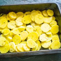 Нарезанный картофель посыпаем сушеным тимьяном и солью, кладём в глубокую форму