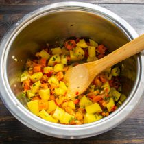 Картофель режем кубиками. Бросаем картофель к остальным овощам и обжариваем Картофель режем кубиками. Бросаем картофель к остальным овощам и обжариваем