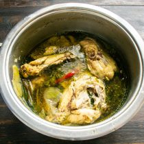 Готовим куриный бульон. Кладем в большую кастрюлю несколько каркасов куриной грудки Готовим куриный бульон. Кладем в большую кастрюлю несколько каркасов куриной грудки
