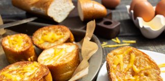 Хрустящие гренки с сыром в духовке