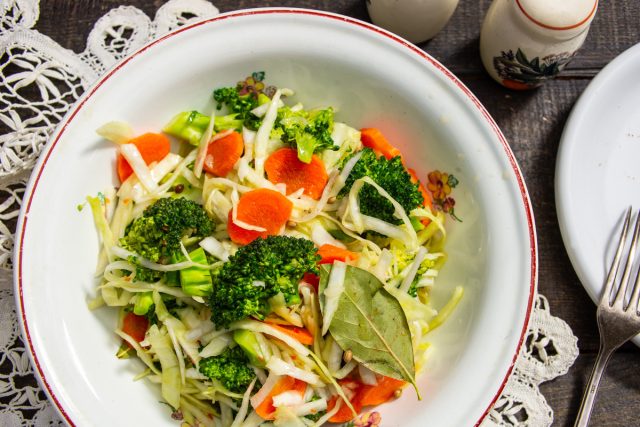 Хрустящий салат из брокколи и белокочанной капусты