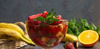 Клубничный салат — десерт с медовым соусом