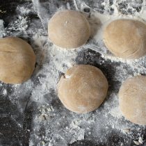 Обильно посыпаем пшеничной мукой разделочный стол. Отделяем кусочки теста весом 40-50 г Обильно посыпаем пшеничной мукой разделочный стол. Отделяем кусочки теста весом 40-50 г
