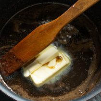 В горячий сироп наливаем тёмную патоку, гречишный мёд, добавляем сливочное масло