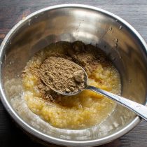 Растворенная в чуть теплой воде или фруктовом пюре льняная мука заменит яйца в тесте Растворенная в чуть теплой воде или фруктовом пюре льняная мука заменит яйца в тесте