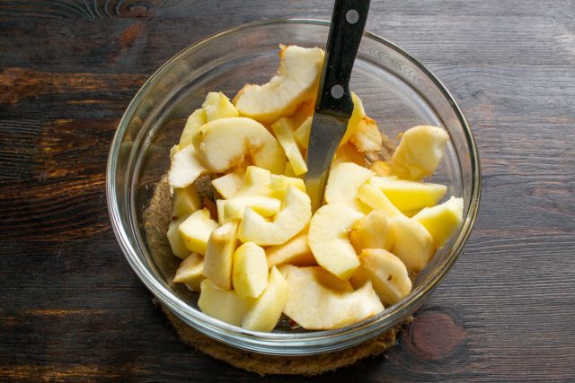 Для начинки яблоки чистим от кожуры, удаляем сердцевины