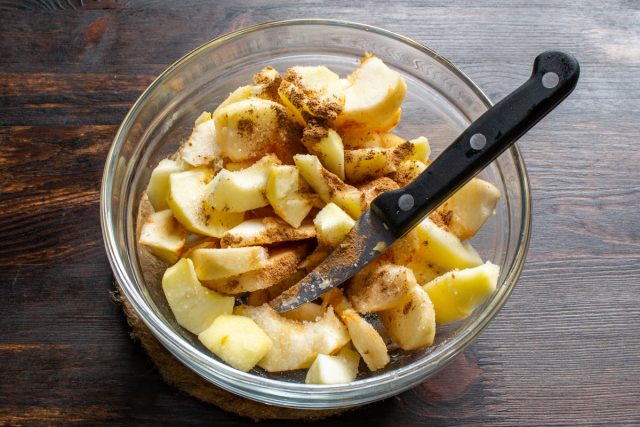 Посыпаем яблоки сахаром и корицей, перемешиваем Посыпаем яблоки сахаром и корицей, перемешиваем