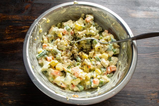 По вкусу солим, перчим свежемолотым черным перцем. Тщательно перемешиваем По вкусу солим, перчим свежемолотым черным перцем. Тщательно перемешиваем