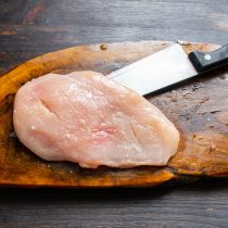 Большое куриное филе отрезаем кусками толщиной примерно полтора сантиметра Большое куриное филе отрезаем кусками толщиной примерно полтора сантиметра
