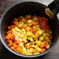 Сырой картофель и сырую морковь чистим, режем кубиками размером с горошину