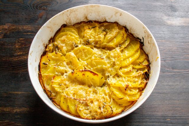 Картофель запеченный с луком подаем на стол горячим. Сытно, вкусно, очень аппетитно – такая картошка подойдет в качестве гарнира к мясным и рыбным блюдам. Приятного аппетита! Картофель запеченный с луком подаем на стол горячим. Сытно, вкусно, очень аппетитно – такая картошка подойдет в качестве гарнира к мясным и рыбным блюдам. Приятного аппетита!