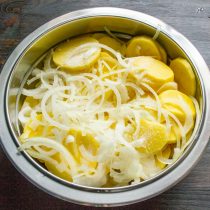 Лук и картофель помещаем в большую миску. По вкусу солим. Смешиваем овощи с солью Лук и картофель помещаем в большую миску. По вкусу солим. Смешиваем овощи с солью