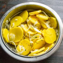 Тщательно перемешиваем овощи с маслом и приправами, нужно чтобы масло пропитало всю картошку Тщательно перемешиваем овощи с маслом и приправами, нужно чтобы масло пропитало всю картошку