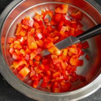 Мясистый красный перец очищаем от семян, промываем холодной водой, нарезаем мякоть Мясистый красный перец очищаем от семян, промываем холодной водой, нарезаем мякоть
