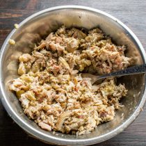 Отделяем куриное мясо от костей, режем мелко. По желанию можно перекрутить его в мясорубке Отделяем куриное мясо от костей, режем мелко. По желанию можно перекрутить его в мясорубке