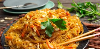 Как во вьетнамском ресторане: Фунчоза с рыбным соусом, овощами и арахисом