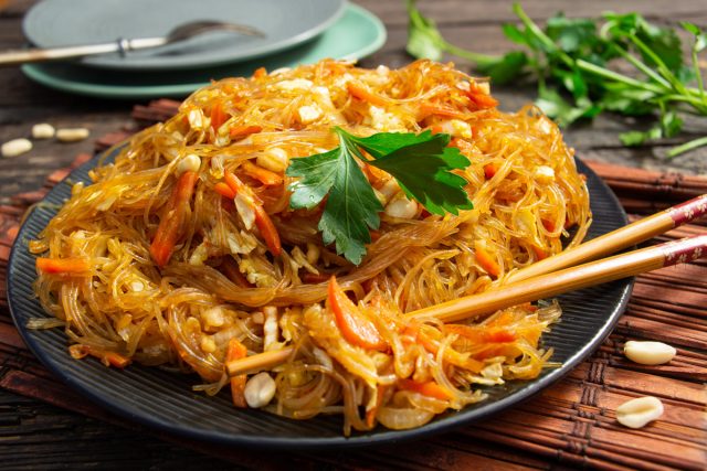 Как во вьетнамском ресторане: Фунчоза с рыбным соусом, овощами и арахисом Как во вьетнамском ресторане: Фунчоза с рыбным соусом, овощами и арахисом