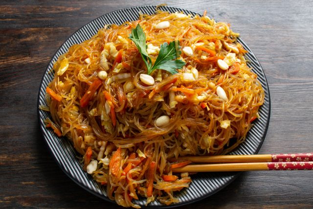 Выкладываем фунчозу с рыбным соусом и овощами на тарелку горкой. Посыпаем бланшированным арахисом и украшаем свежей зеленью. Подаем на стол теплой или холодной. Едим палочками. Приятного аппетита! Выкладываем фунчозу с рыбным соусом и овощами на тарелку горкой. Посыпаем бланшированным арахисом и украшаем свежей зеленью. Подаем на стол теплой или холодной. Едим палочками. Приятного аппетита!