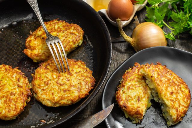 Картофляники — оладьи из картофеля с начинкой Картофляники — оладьи из картофеля с начинкой