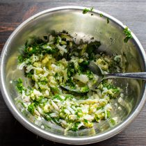 Добавляем в начинку большую горсть мелко нарезанной зелени, по вкусу солим Добавляем в начинку большую горсть мелко нарезанной зелени, по вкусу солим