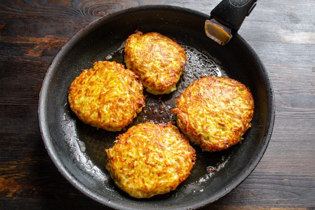 Картофляники с яйцом и луком подаем на стол горячими с пылу с жару. Поливаем сметаной, посыпаем укропом, перчим свежесмолотым черным перцем. Приятного аппетита! Картофляники с яйцом и луком подаем на стол горячими с пылу с жару. Поливаем сметаной, посыпаем укропом, перчим свежесмолотым черным перцем. Приятного аппетита!