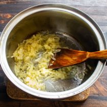 Наливаем в суповую кастрюлю с толстым дном 2 столовые ложки растительного масла без запаха