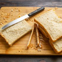 Хлебные корки можно использовать для приготовления молотых сухарей для панировки