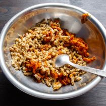 Пропускаем в мясорубке миндальные орехи и добавляем их к сухофруктам