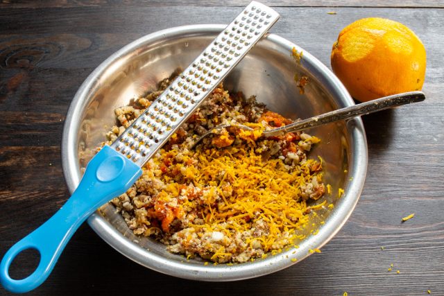 Моем апельсин мочалкой с абразивным слоем или щеткой. Ополаскиваем кипятком. Натираем на терке апельсиновую цедру – только тонкий оранжевый слой