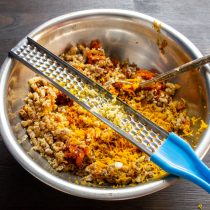 На мелкой терке трем свежий имбирь