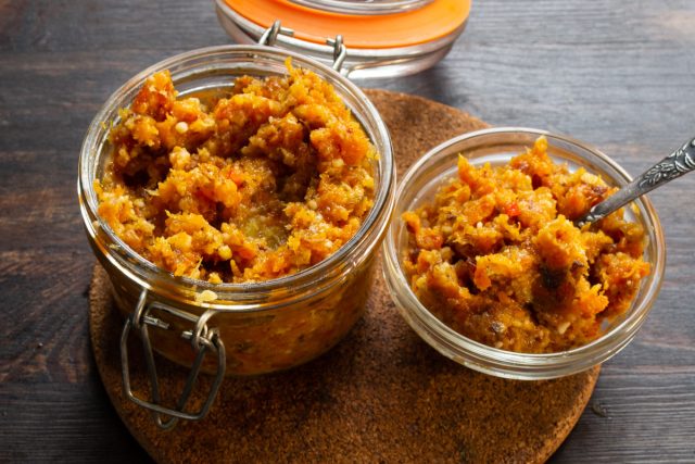 Перекладываем в сухую чистую банку с герметично прилегающей крышкой. Закрываем плотно, храним в холодильнике