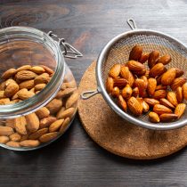 Миндальные орехи можно использовать как в шкурке, так и бланшированные