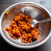 Через мясорубку с мелкой решеткой пропускаем сухофрукты