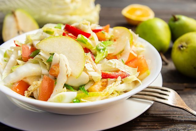 Вкусный и полезный салат из овощей и фруктов Вкусный и полезный салат из овощей и фруктов