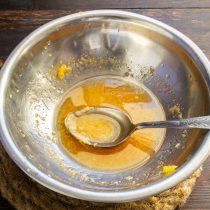 Насыпаем молотый красный перец или чили, добавляем мед и яблочный уксус. Используйте молотую сладкую паприку