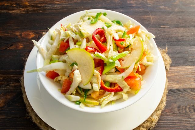 Выкладываем вкусный салат из овощей и фруктов горкой, подаем на стол с хрустящим поджаренным тостом Выкладываем вкусный салат из овощей и фруктов горкой, подаем на стол с хрустящим поджаренным тостом