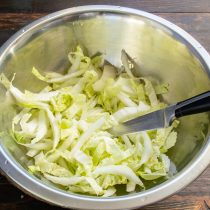Режем полосками пекинскую капусту. Мясистую часть стебля рекомендую оставить для супа Режем полосками пекинскую капусту. Мясистую часть стебля рекомендую оставить для супа