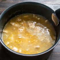 По вкусу солим и перчим молотым черным перцем. Нагреваем до кипения По вкусу солим и перчим молотым черным перцем. Нагреваем до кипения