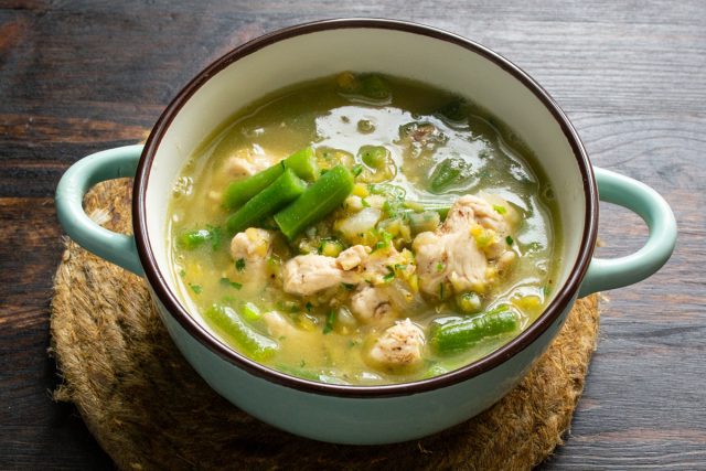 Наливаем горячий чечевичный суп с курицей и зеленой фасолью в тарелку. По желанию приправляем кокосовым сливками. Подаем на стол горячим. Приятного аппетита!