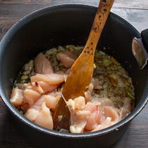Филе куриной грудки нарезаем небольшими толстыми кусочками. Размер удобный для еды Филе куриной грудки нарезаем небольшими толстыми кусочками. Размер удобный для еды