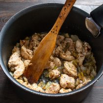 Быстро обжариваем кусочки курицы с луком и специями, насыпаем молотую корицу Быстро обжариваем кусочки курицы с луком и специями, насыпаем молотую корицу
